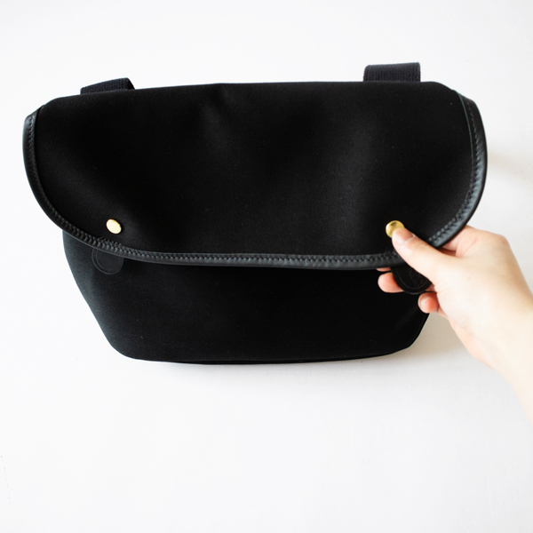 ボタンでパチンと簡単に開閉できます(BLACK)