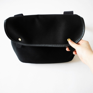 ボタンでパチンと簡単に開閉できます(BLACK) ボタンでパチンと簡単に開閉できます(BLACK)
