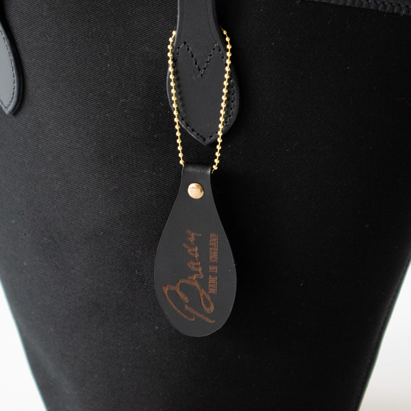 レザー製のチャームもポイント(BLACK)