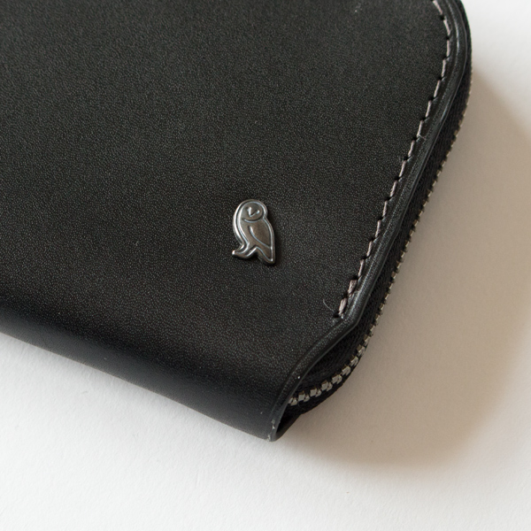 ブランドのロゴがさりげないアクセントとして活きています(BLACK)
