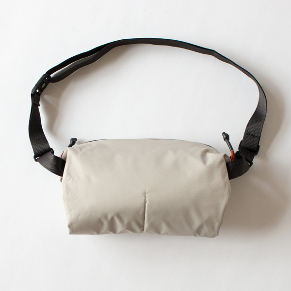 LITE SLING ボディバッグ(CHALK)