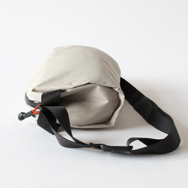 LITE SLING ボディバッグ(CHALK)