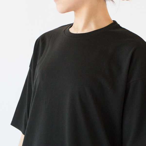 肩のラインがすとんと落ち、体型カバーも叶うシルエット（ブラックM・身長162cm）