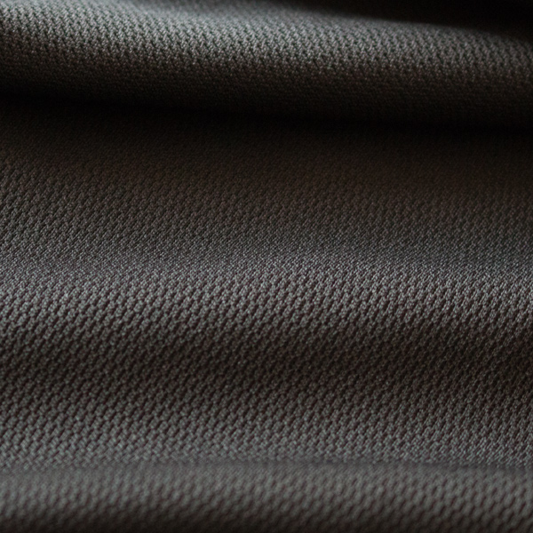 ストレッチ性があるので、ストレスフリーな着心地です（ブラック・生地裏面）