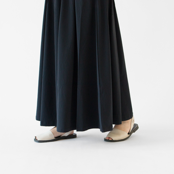 歩くたびに揺れる様が女性らしさを演出