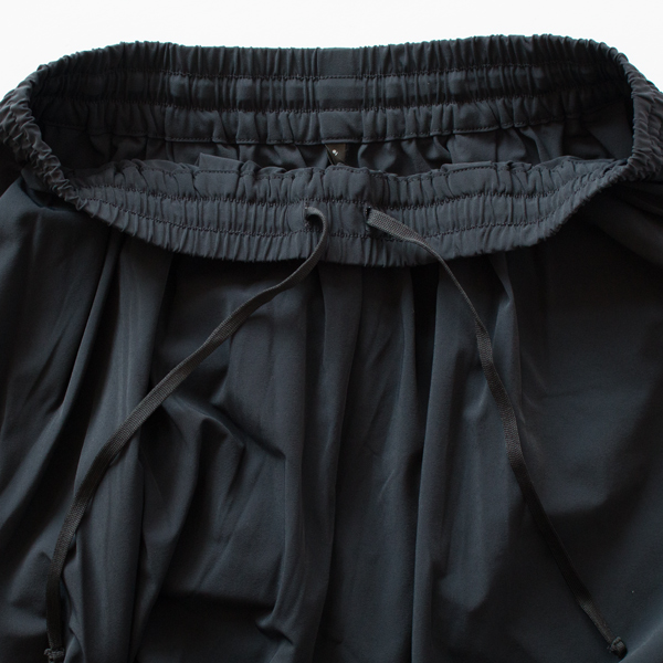 ウエスト部分はゴムになっており、ストレスフリーな着心地です