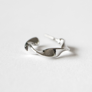 キャッチレスピアス EMBRACE HOOP／Baqless（バックレス）｜愛着を持っ