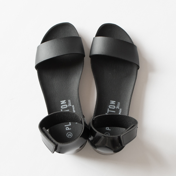 アッパーに使用される合成皮革は、同じスペインで生産されているVEILU社のもの アッパーに使用される合成皮革は、同じスペインで生産されているVEILU社のもの