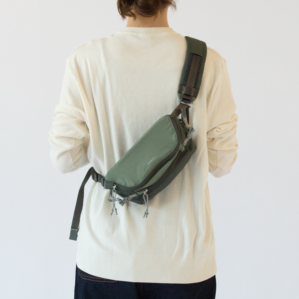 様々なコーディネートにも違和感なく馴染みます(身長162cm・Multi Lichen Green)