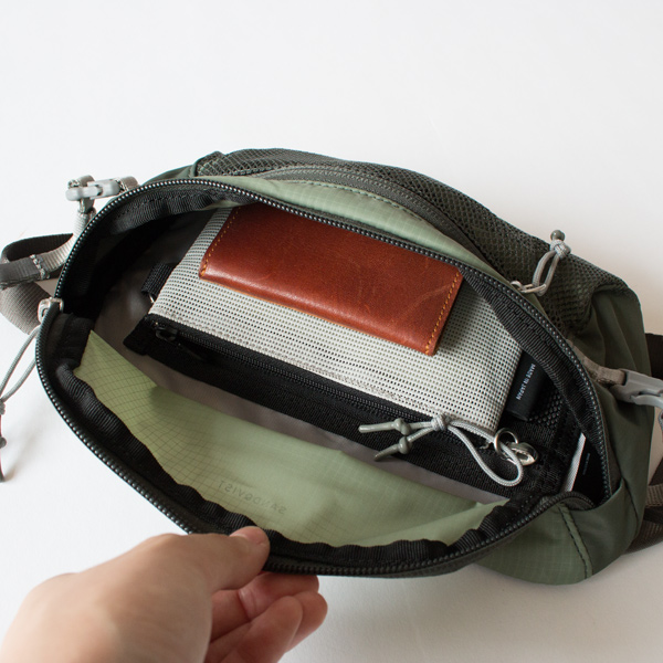 1Lの容量で、財布やスマートフォン、鍵にハンドタオルと必需品が十分に入ります(Multi Lichen Green)
