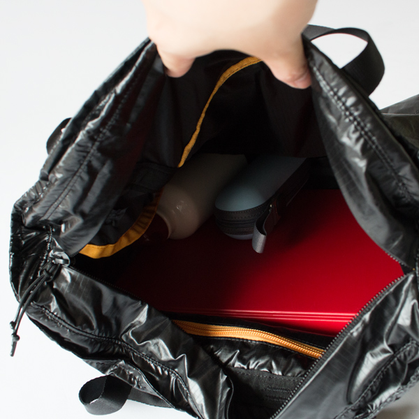 マチ幅に関わらず少し厚めの物を入れることも可能(BLACK) マチ幅に関わらず少し厚めの物を入れることも可能(BLACK)