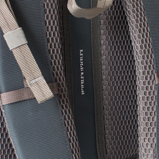 バッグ背面とショルダーストラップには通気性のあるメッシュ素材を使用(Multi Steel blue/Navy blue) バッグ背面とショルダーストラップには通気性のあるメッシュ素材を使用(Multi Steel blue/Navy blue)