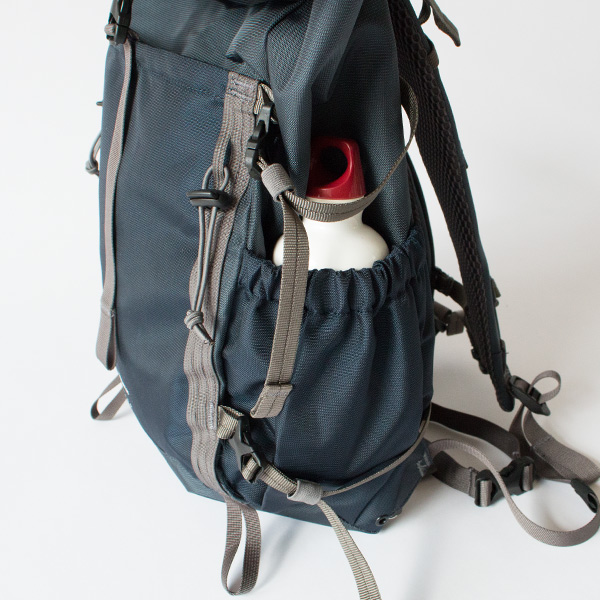 サイドポケットには、すぐ取り出したい折り畳み傘や500mlのペットボトルが入ります(Multi Steel blue/Navy blue)