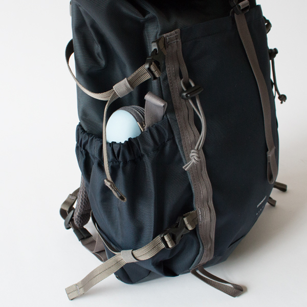 サイドポケットには、すぐ取り出したい折り畳み傘や500mlのペットボトルが入ります(Multi Steel blue/Navy blue)