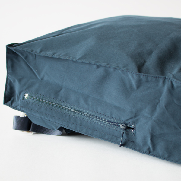 サイドには荷物を取り出しやすいファスナー付き