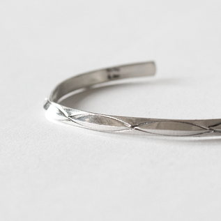 スターリングシルバー バングル SLIM J／FIRST AMERICAN TRADERS