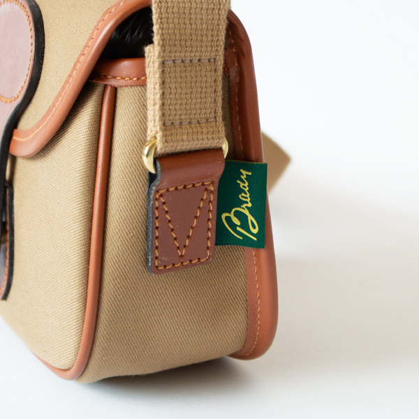 ブランドロゴ入りのタグ(KHAKI)
