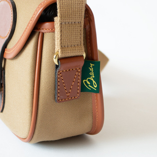 ブランドロゴ入りのタグ(KHAKI) ブランドロゴ入りのタグ(KHAKI)