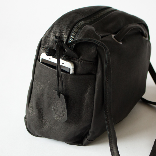 両サイドにポケット付きで、スマートフォンやパスケースをさっと取り出せます 両サイドにポケット付きで、スマートフォンやパスケースをさっと取り出せます