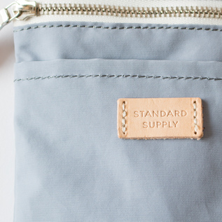 薄い青色+ヌメ革+白が爽やかな別注色 薄い青色+ヌメ革+白が爽やかな別注色