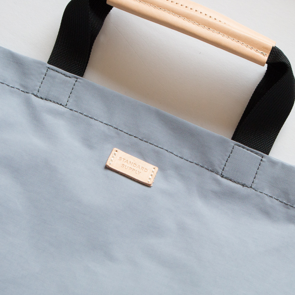 薄い青色＋ヌメ革＋白が爽やかな別注色