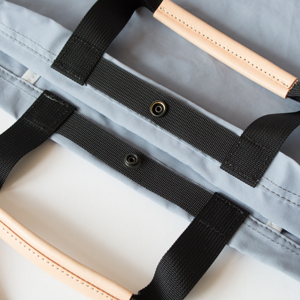 口にはスナップボタン付き