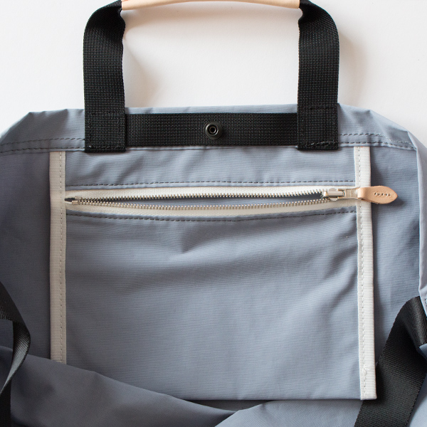 小物はファスナー付きポケットに収納できます