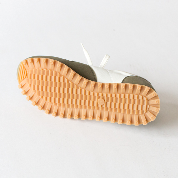 悪路でもすいすい歩けるアウトソール 悪路でもすいすい歩けるアウトソール