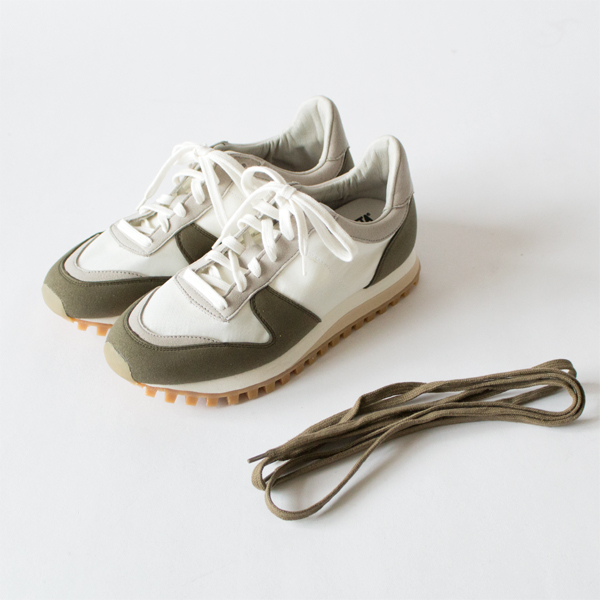 色違いのシューレース付き 色違いのシューレース付き