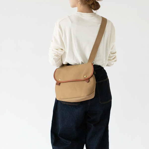 ショルダーバッグ AVONショルダーバッグ AVON(KHAKI、身長162cm)