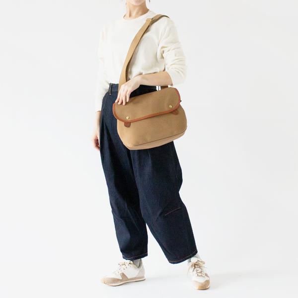 ショルダーバッグ AVONショルダーバッグ AVON(KHAKI、身長162cm)