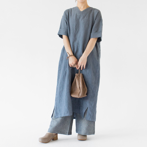 レイヤードスタイルでも楽しめます(LIGHT BLUE、身長162cm)