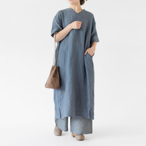 レイヤードスタイルでも楽しめます(LIGHT BLUE、身長162cm)
