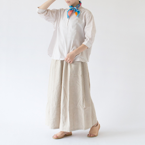 シンプルなシャツに映える青(PERSIMMONS AND SNOW MONKEYS IN YUDANAKA) シンプルなシャツに映える青(PERSIMMONS AND SNOW MONKEYS IN YUDANAKA)