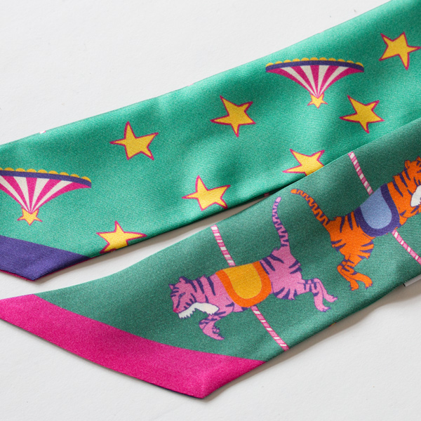 リバーシブルで使えるスカーフです(NEON TIGERS CAROUSEL) リバーシブルで使えるスカーフです(NEON TIGERS CAROUSEL)