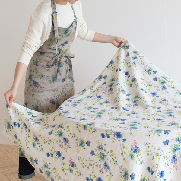 テーブルクロスに加えてエプロンが仲間入りしました(FLOWERS ON NATURAL)