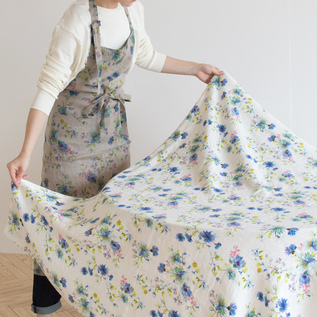 テーブルクロスに加えてエプロンが仲間入りしました(FLOWERS ON NATURAL) テーブルクロスに加えてエプロンが仲間入りしました(FLOWERS ON NATURAL)