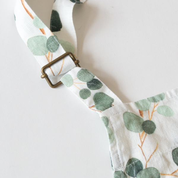 ネックストラップは金具がついていてサイズ調整が可能(EUCALYPTUS ON WHITE)
