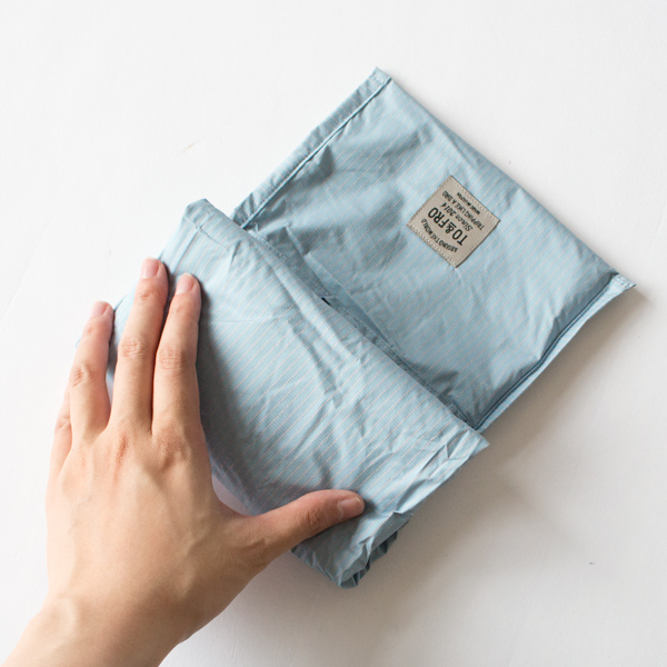 パッカブル仕様でコンパクトに収納できます(BLUE GRAY)