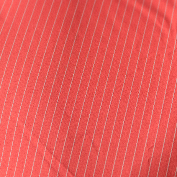 グレーのストライプが入ったコーディネートの差し色になるRED