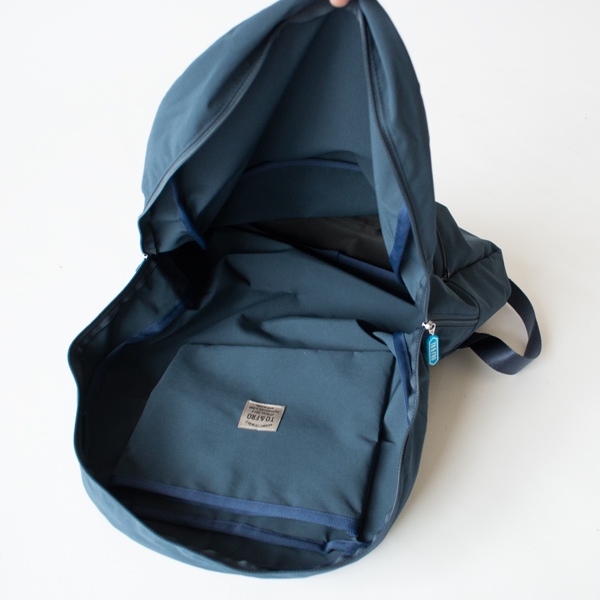 手荷物が多くなりがちな旅用のバッグとしても魅力的(NAVY)