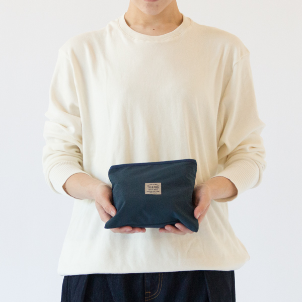 持ち歩きに便利なコンパクトサイズに変身(身長162cm・NAVY)