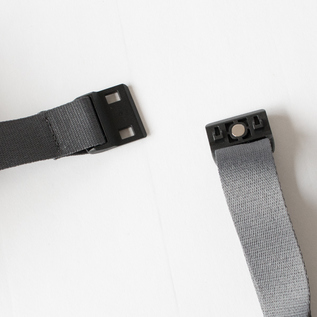 ストラップは着脱しやすいマグネット式(BASALT) ストラップは着脱しやすいマグネット式(BASALT)
