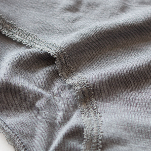 ウールのふっくらとした肌触りと、シルクの滑らかさを併せ持ったショーツ(GREY)