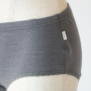脇にjohaのブランドタグ(GREY) 脇にjohaのブランドタグ(GREY)