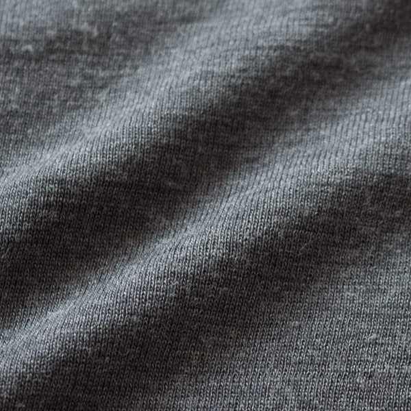 1年を通して着られるウール・シルクの優しい肌触り(GREY)