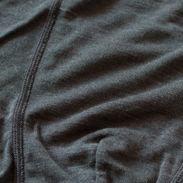 ふっくらとしたウールと滑らかなシルクの肌触り(GREY)