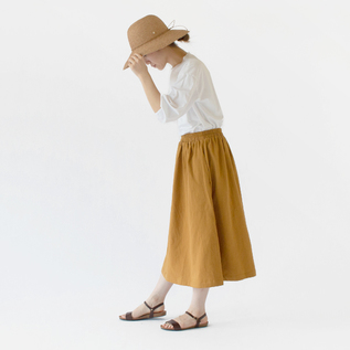 シンプルなトップスも品良く(MUSTARD、身長162cm) シンプルなトップスも品良く(MUSTARD、身長162cm)