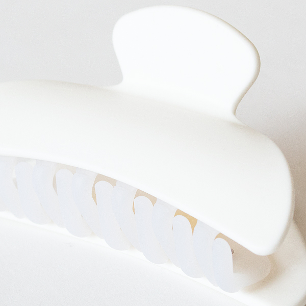 Whiteはマットなソリッド模様（White）