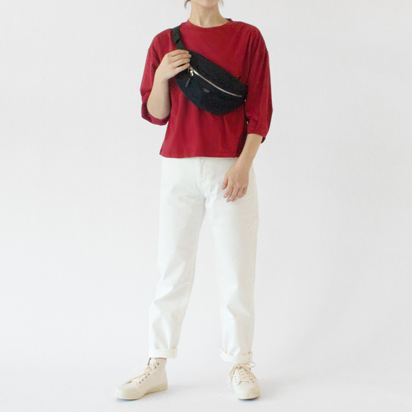 差し色になる落ち着いた赤色(RED、身長162cm)
